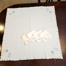 VTG Embroidered Linen Table Topper  4 Napkins w/ Appliques Beautiful
