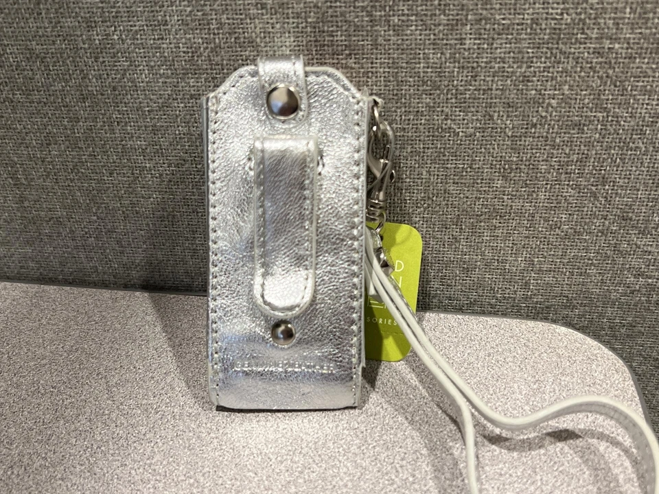 Estuche para iPod Sigrid Olsen cuero plateado 4 x 2 x 1 Foto 2 de 4