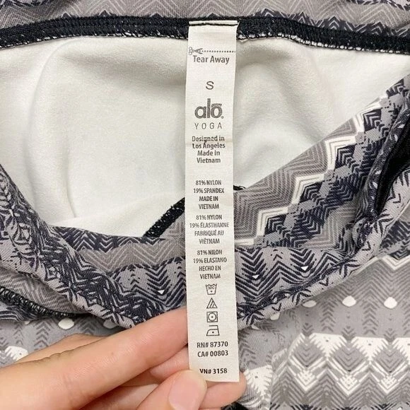alo-yoga airbrush arctic natural 3/4 length workout leggings