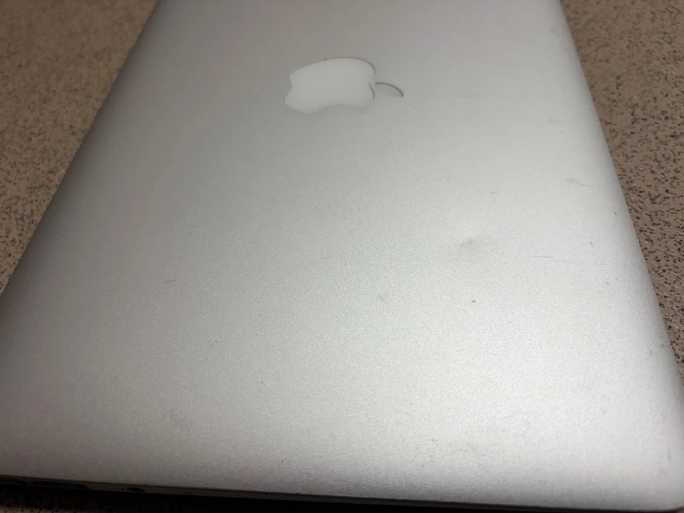 Apple MacBook Air 11", Intel Core i5, 1.6GHz, 128GB SSD, 2GB DDR3 RAM, A1370 - Image 2 of 4