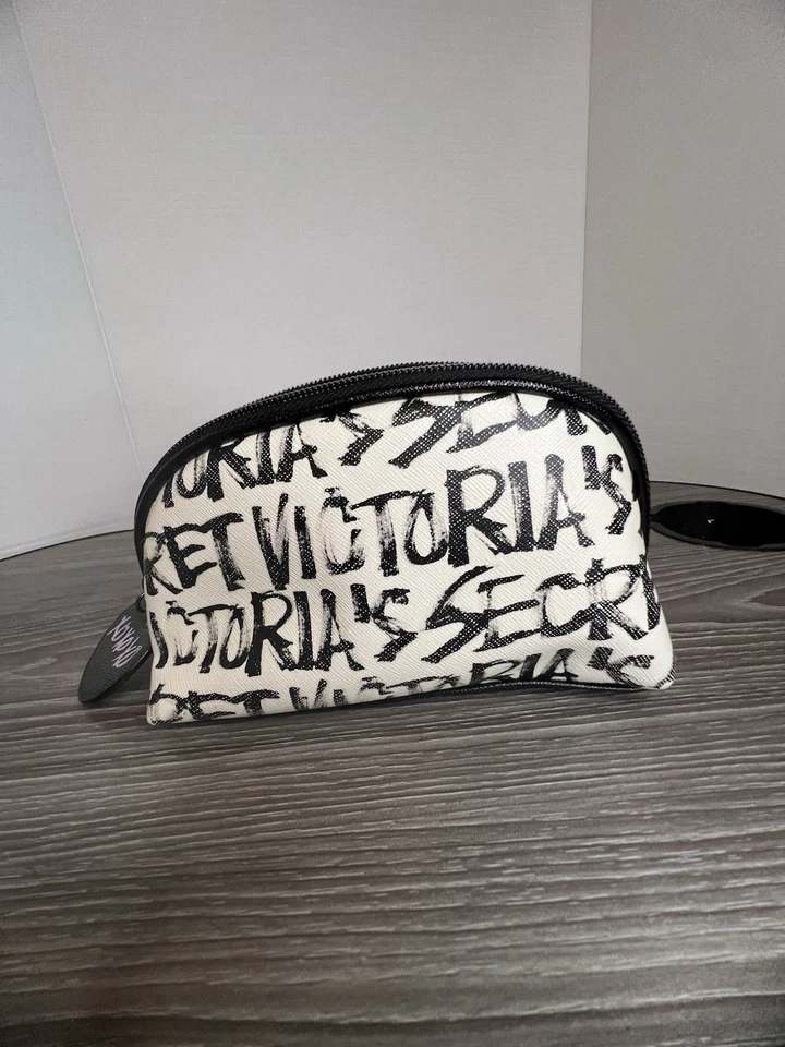 Pequeña bolsa de cosméticos Victoria's Secret graffiti negra y púrpura Foto 3 de 4