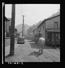 Mohegan West Virginia 1938 comunidad minera carretera principal caballo jinete coche