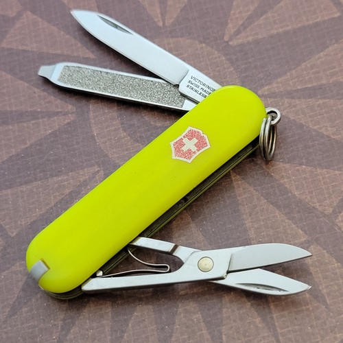 Victorinox Knife Switzerland Swiss Army Sak 58mm Classic SD GLOW In The Dark - Picture 3 of 6