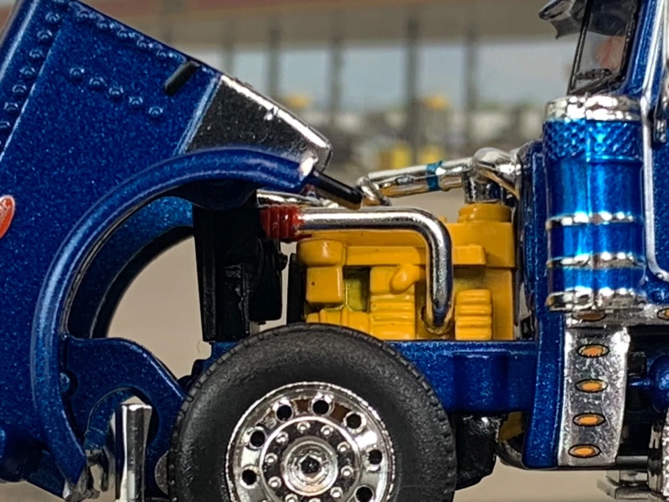 1/64 DCP SOVEREIGN BLUE PETERBILT 389 TRI AXLE W/ 70" MID ROOF SLEEPER - Image 3 of 4