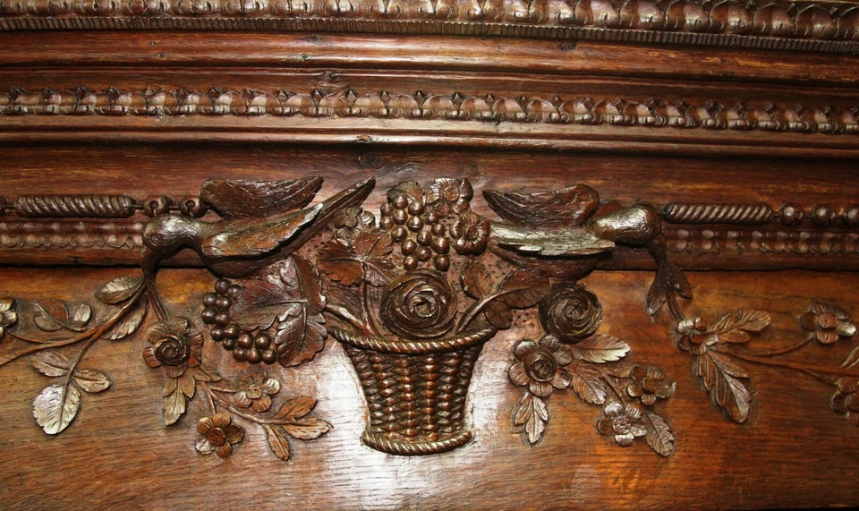 Armário de casamento antigo esculpido em carvalho francês da Normandia por volta de 1780 - Imagem 4 de 4