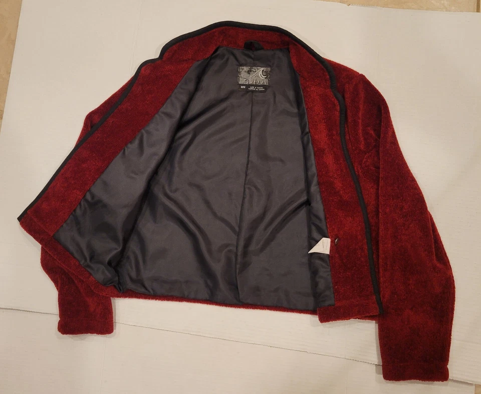 Chaqueta corta suave Tsunami borgoña con botones metálicos con ribete negro Foto 4 de 4