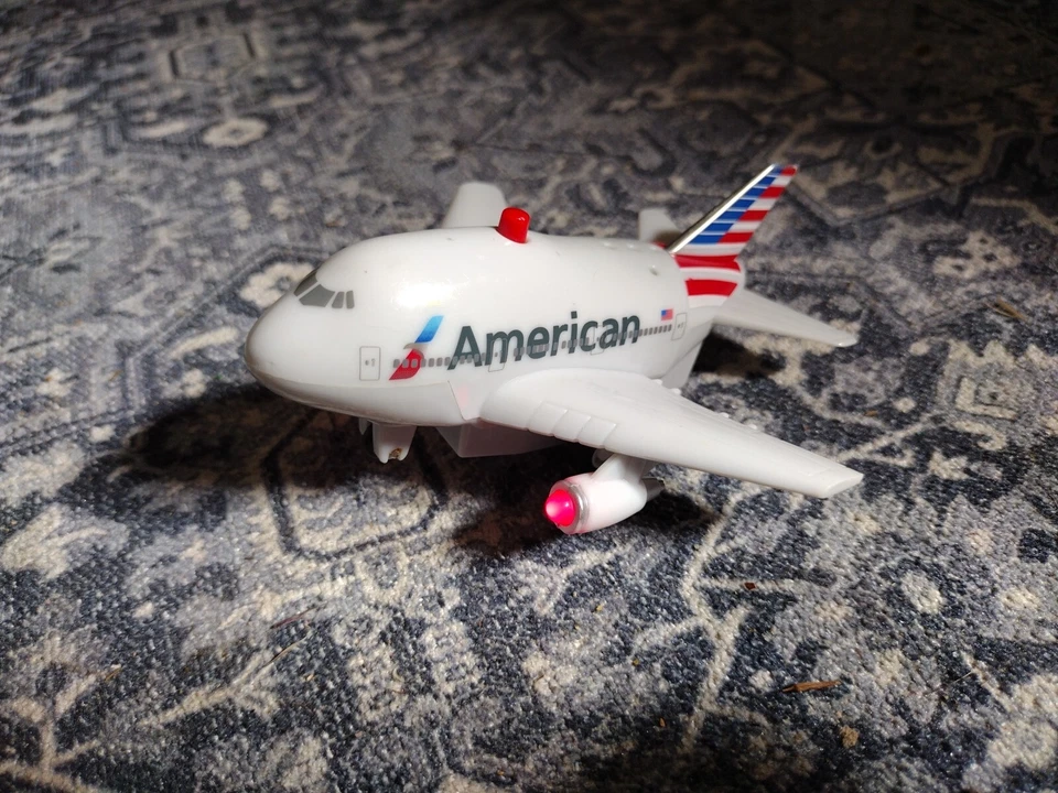 Avión de juguete retroceso American Airlines sonidos de trabajo luces Daron en todo el mundo Foto 3 de 4