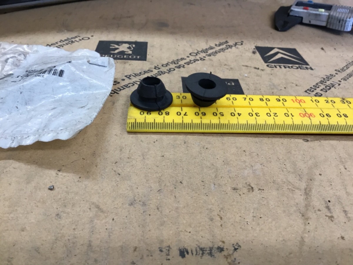その他 valuable PEUGEOT306 citroen ZX. Air FILTER LOCATING GROMMET x 2 pair 132705