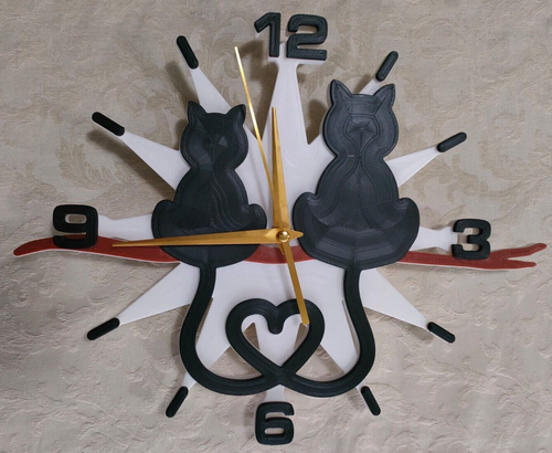 OROLOGIO PARETE TEMA GATTI INNAMORATI CON LA CODA INTRECCIATA, STAMPA 3D 26cm - Foto 2 di 5