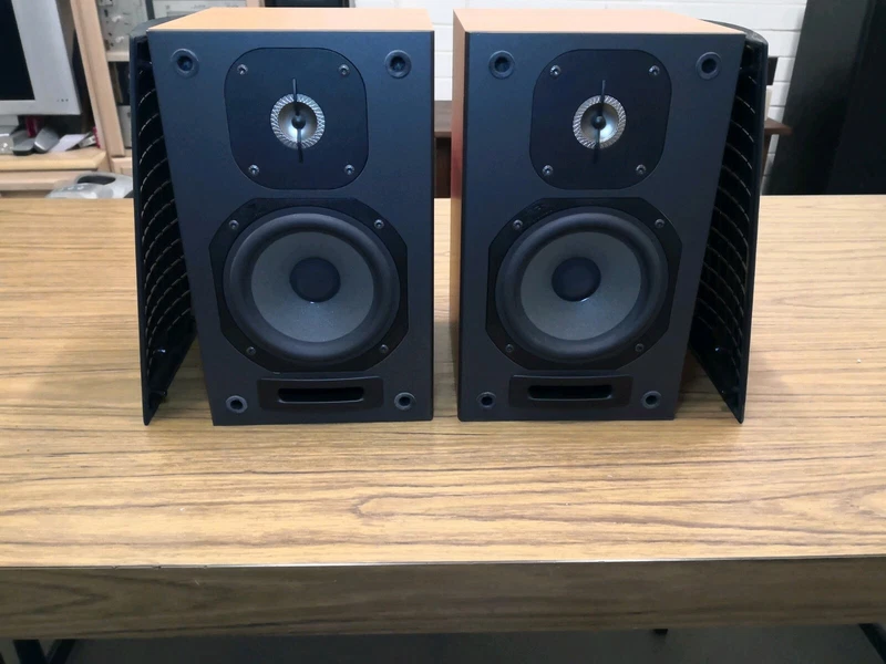 bookshelf speakers gumtree
