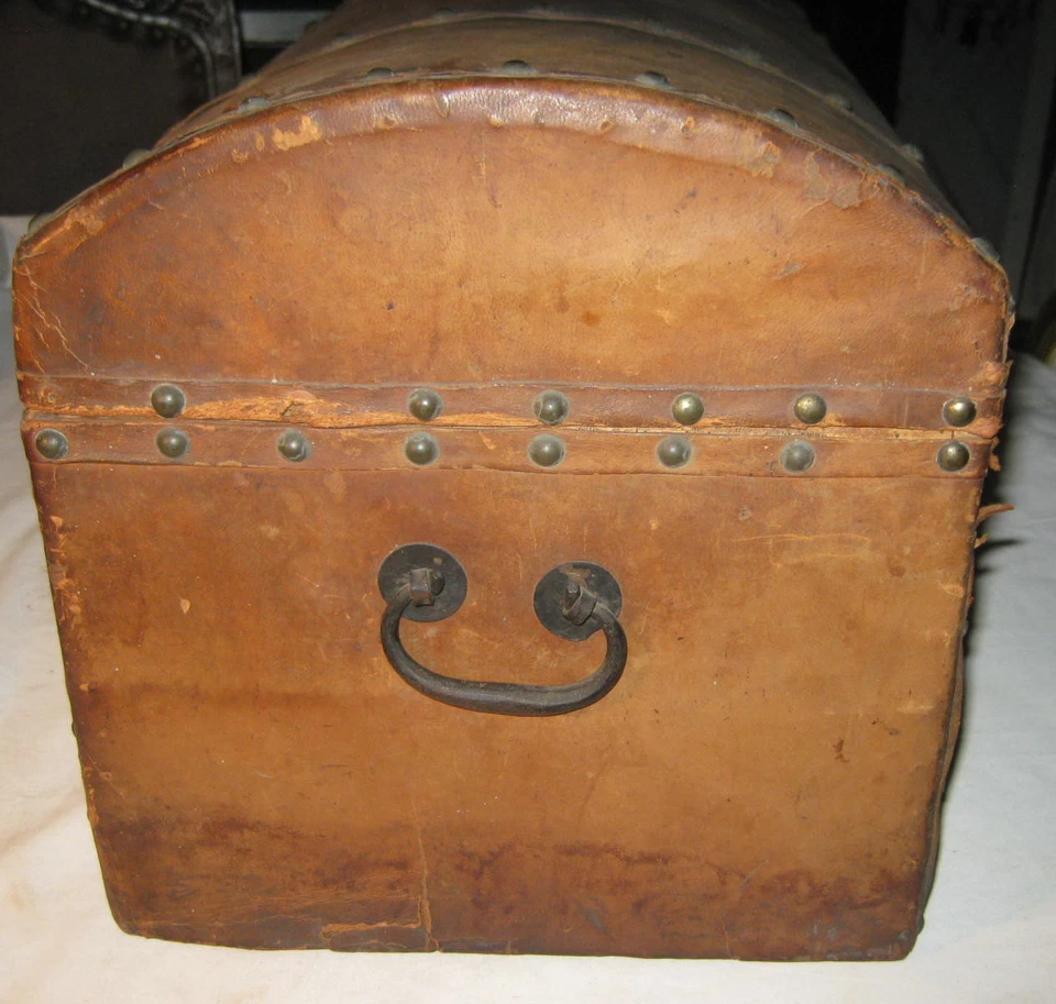 ANTIGUO ESTADOS UNIDOS PRIMITIVO PAÍS AMERICANO CÚPULA MADERA COFRE TRONCO HIERRO LATÓN HERRAJES Foto 3 de 4