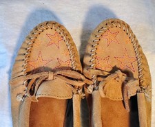 Minnetonka Moccasins Tan Suede Womens 8 Slip On Driving Shoes Lottie Moss Stars
