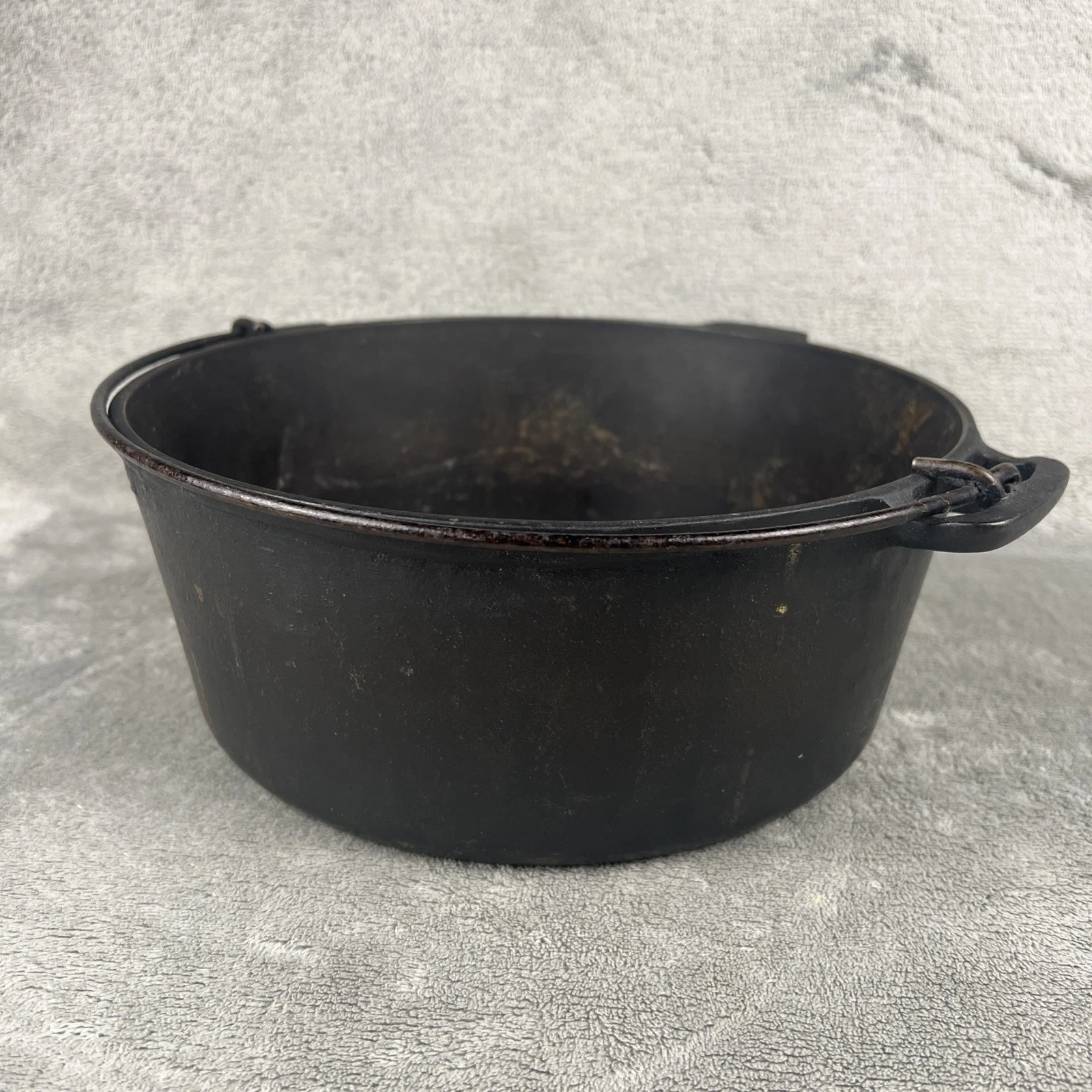 FAVORITE COOK WARE CHICAGO HDWE FDRY No. 8 DUTCH OVEN ONLY-NO LID