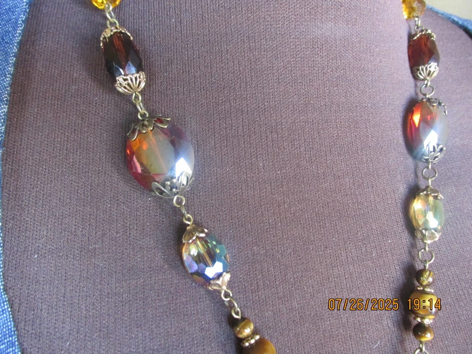 Colar Sweet Romance longo com miçangas tom dourado - Imagem 3 de 4