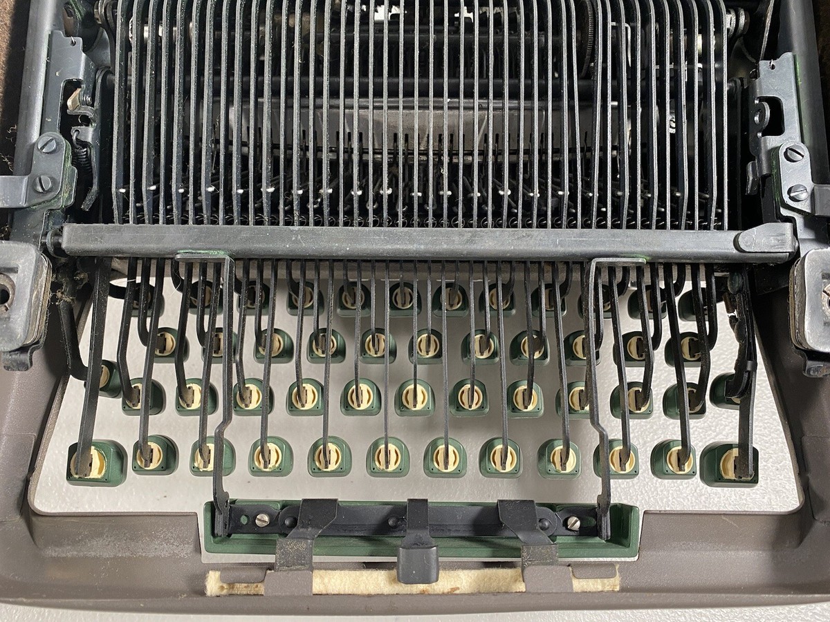 1950 Royal Quiet De Luxe Portable Typewriter GREEN KEYS W 1950 Royal Quiet De Luxe Portable Typewriter GREEN KEYS W