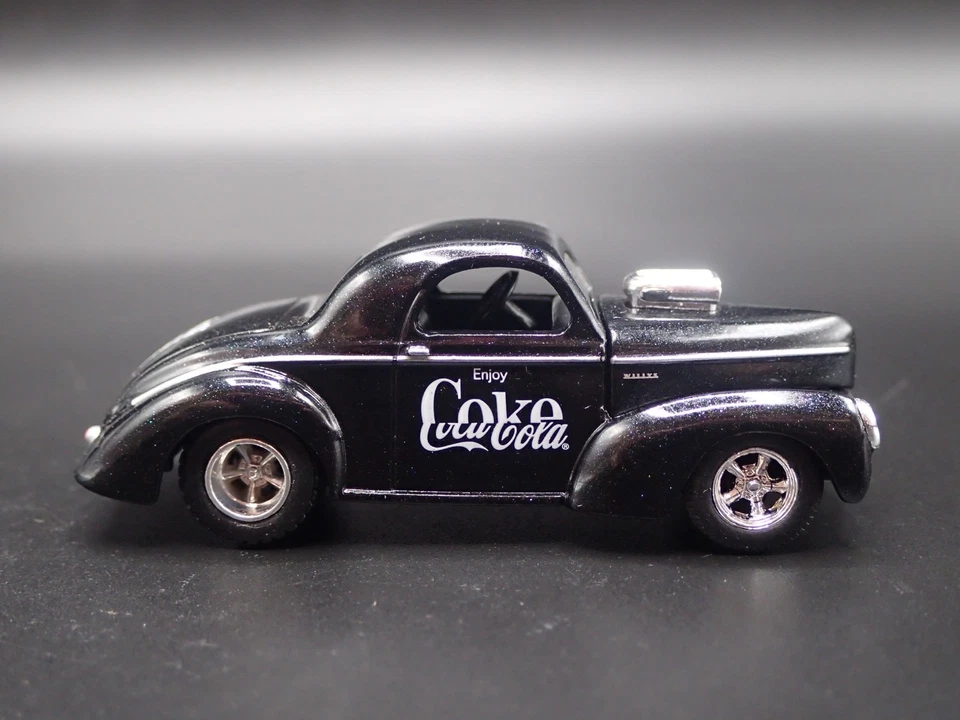 1941 41 Willys Coupé Gasser Coca-Cola Coca Cola Nhra 1:64 Scala Modellino Auto - Immagine 3 di 4