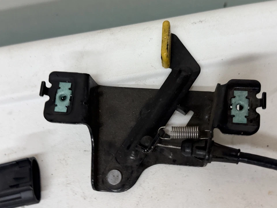 Chevrolet Volt 2016-2019 montaje de pestillo de capó primario secundario OEM 23258148 Foto 4 de 4