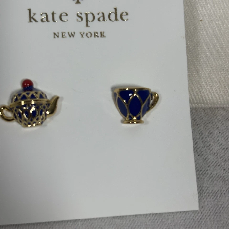 MINI BRINCOS KATE SPADE NEW YORK TEA TIME Novo Esmalte Azul/Dourado com Bolsa de Presente - Imagem 4 de 4
