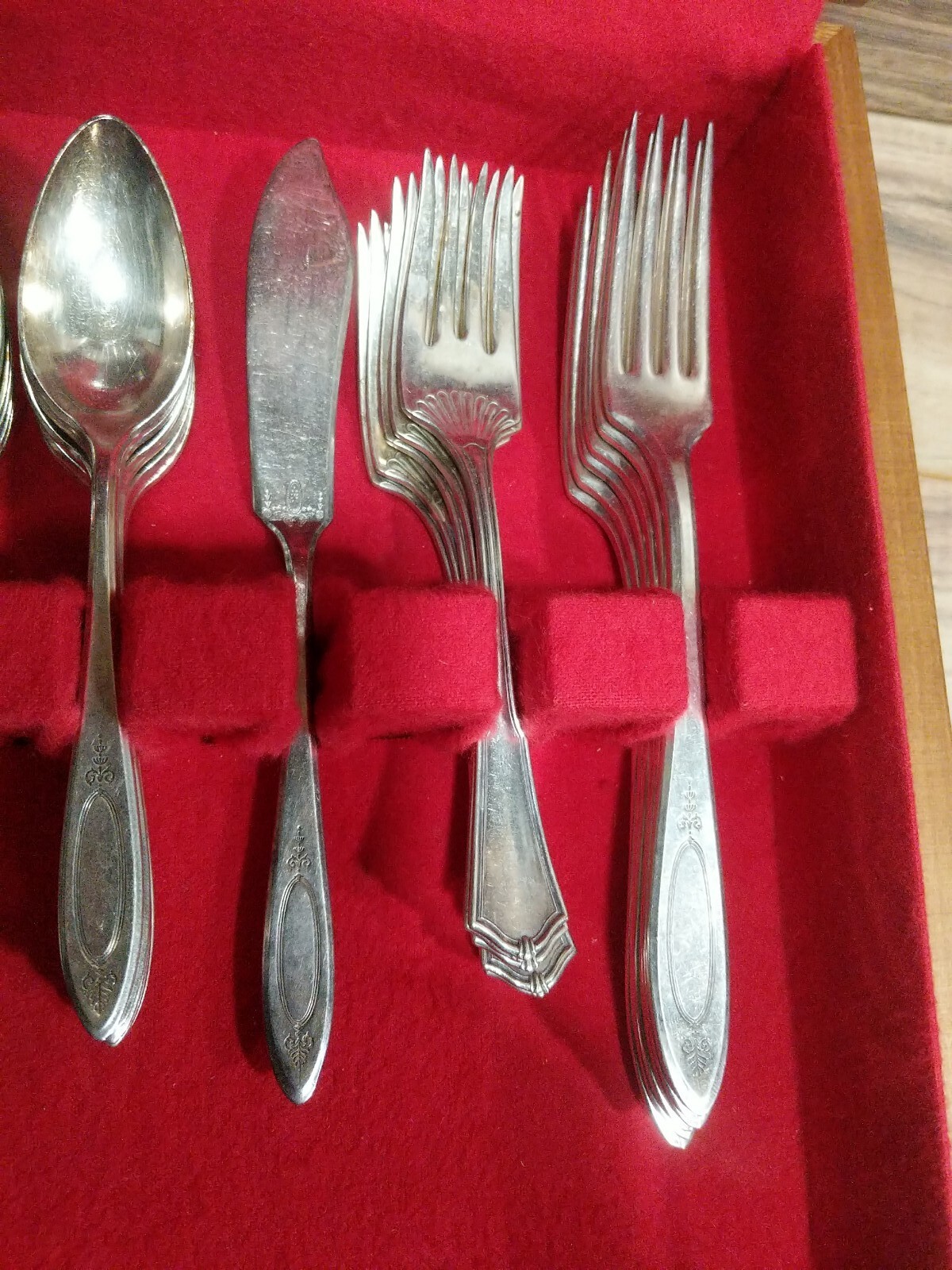 52 Pc. Vintage Oneida Community Tudor Plate AntiTarnish Silverware Set