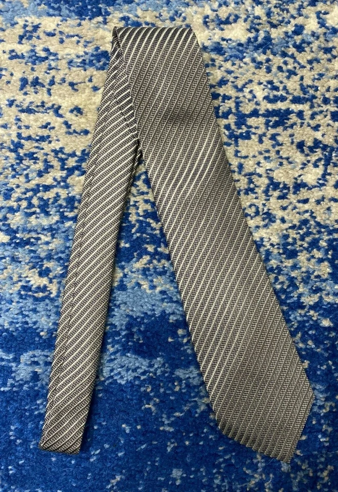 Corbata de seda hecha a mano Giorgio Armani gris plata azul negro rayas sesgadas Italia Foto 2 de 4