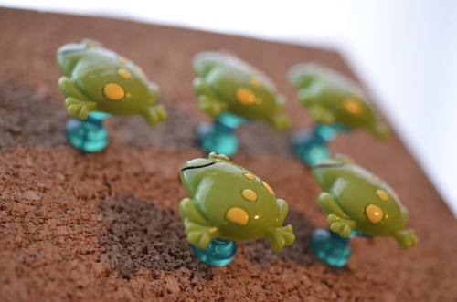 Set of 5 SITTING FROG bulletin board jumbo pushpins, or magnets - Picture 6 of 11