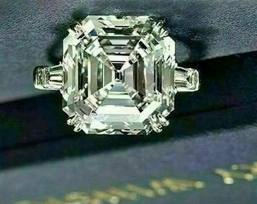 Anillo de compromiso solitario de moissanita de buen corte Asscher de 4 quilates enchapado en oro blanco de 14 quilates Foto 4 de 4