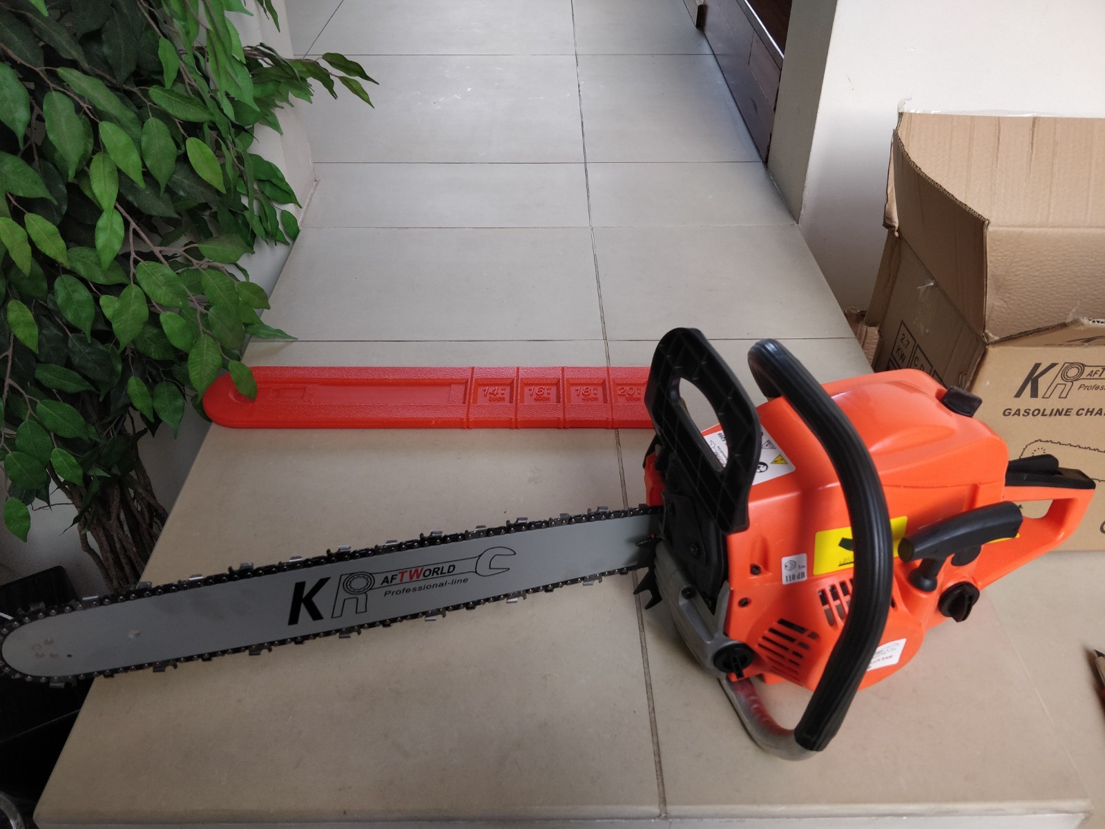 Tronçonneuse thermique 2.7kW à haut rendement avec son guide robuste de 50cm