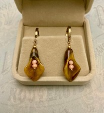 ANCIENNES  BOUCLES D'OREILLES PLAQUÉ OR -  OEIL DE TIGRE SCULPTÉ ET CORAIL