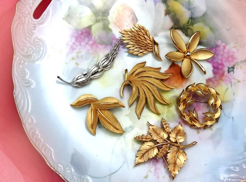 7 Vintage All Trifari Signed Jewelry Lot Flower Brooches Pin Antique Gold Leaf A