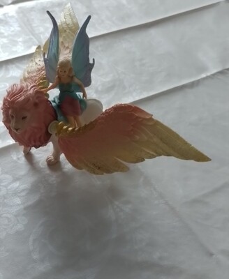 Schleich bayala Elfe auf geflügeltem Löwe Spielfigur (70714)