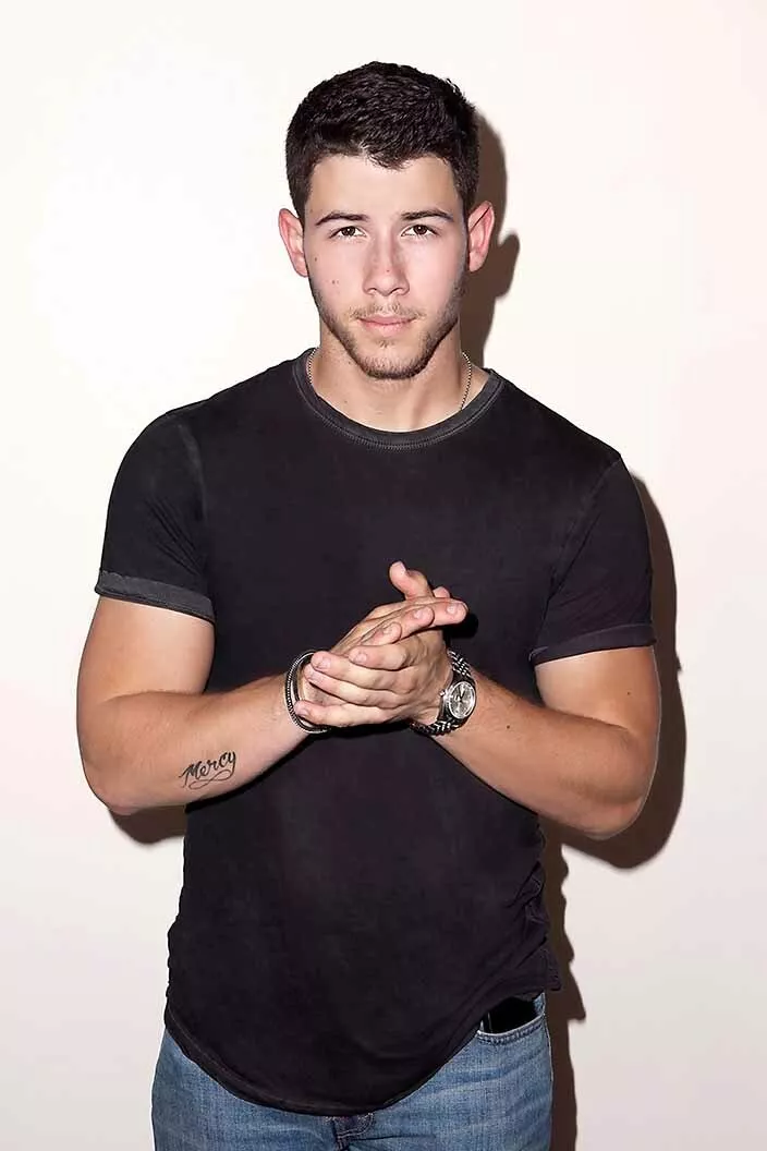 Black t shirt with jeans 2025