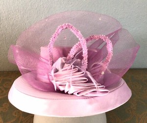 VINTAGE LISA RENE LADIES LAVENDAR CHURCH EASTER HAT SATINY MESH BOW FEATHERS