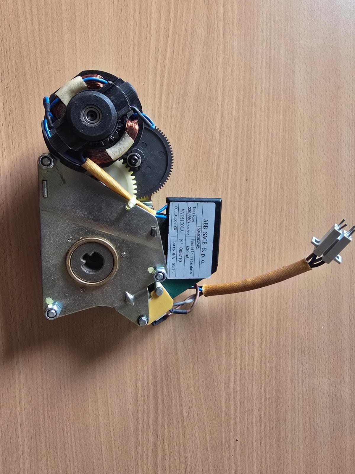 ABB SACE 1SDA038324R1 Geared Motor Operator 220-250V AC/DC (630 mA Fuse)