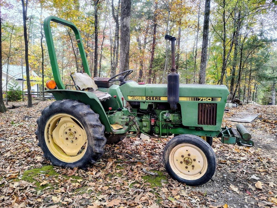 Tractor John Deere 750 con Bush Hog Foto 2 de 4