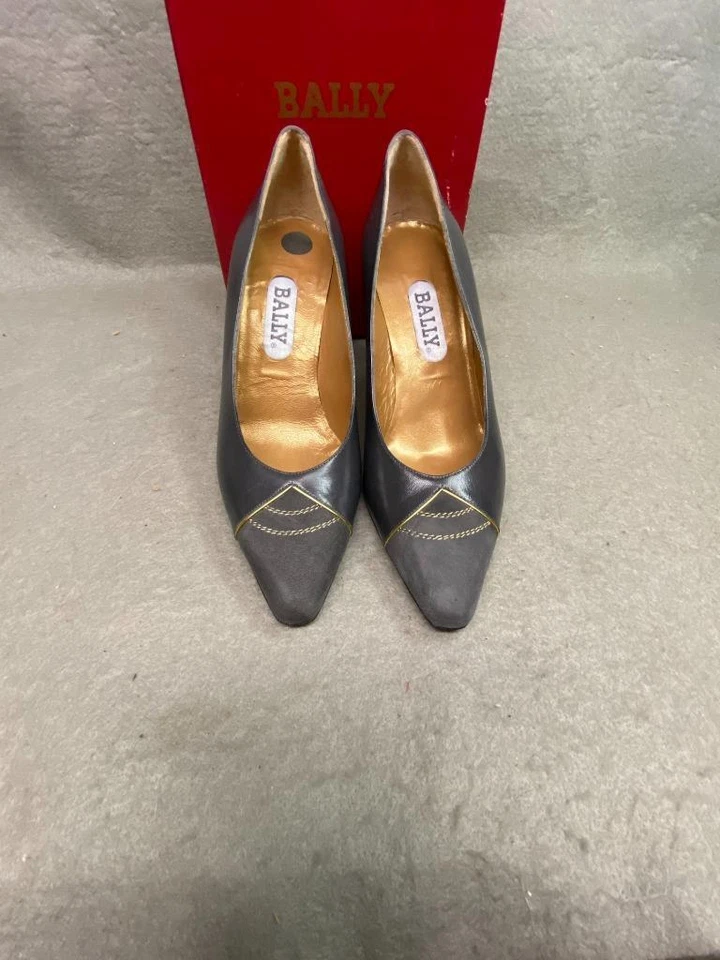 BALLY SAPATOS FEMININOS DE COURO CINZA COM BIQUEIRA DE CAMURÇA CINZA SALTO BOMBA 3 POLEGADAS TAMANHO 7M NOS - Imagem 2 de 4