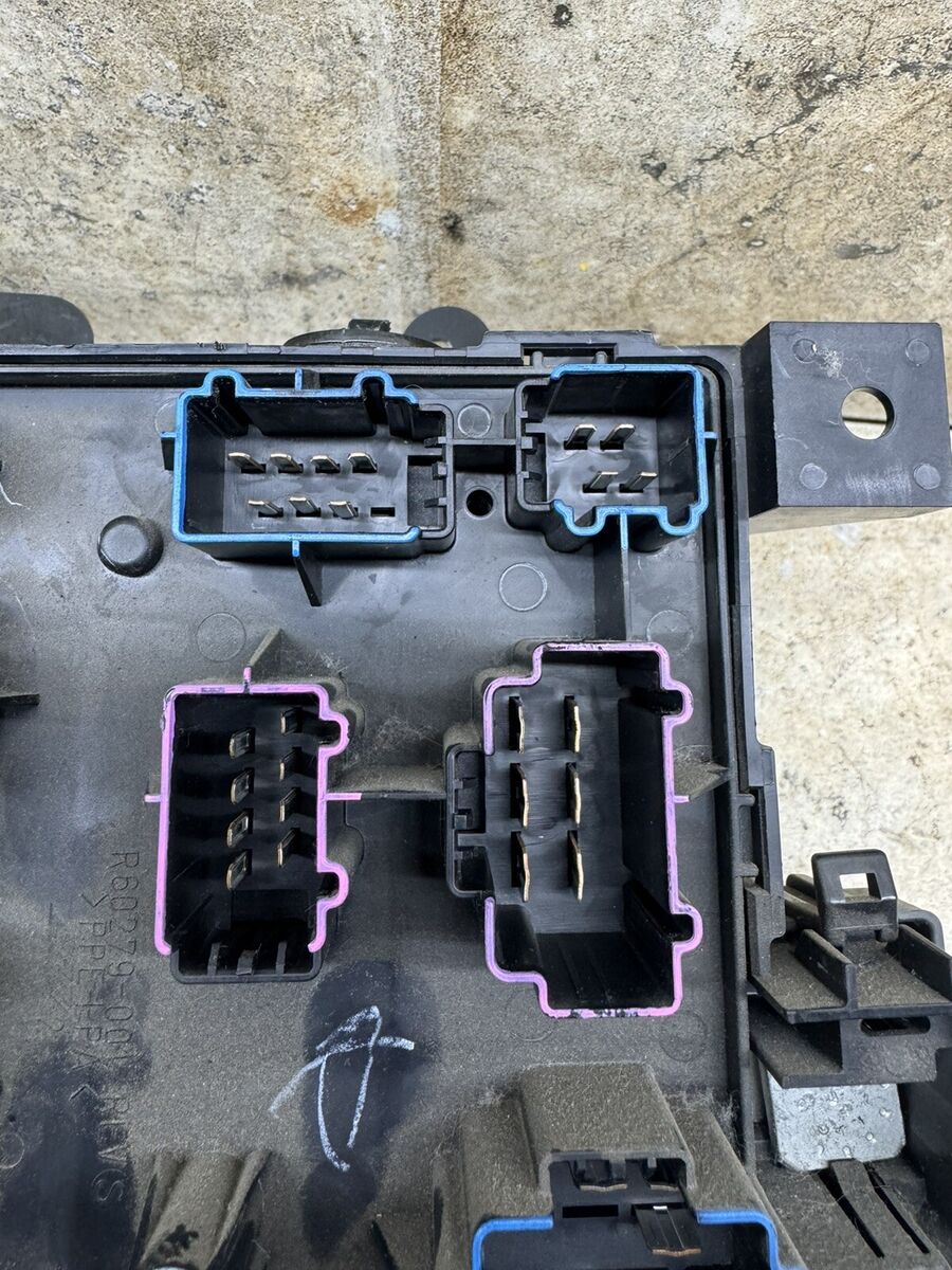 03-04 Ford Excursion F250 F350 Super Duty Fuse Relay Box 03-04 Ford Excursion F250 F350 Super Duty Fuse Relay Box