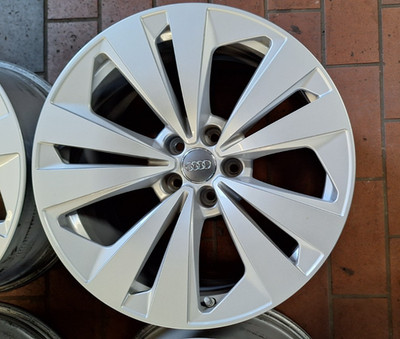1x Audi Q8 SQ8 4M8 Alufelge 8,5J x 19 Zoll ET20 4M8601025 Original Audi Felge 19
