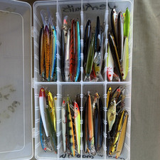 Lot mixte leurres de pêche bar méné/saccadé/susp/appâts durs avec boîte d'attache 20 ct