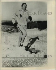 1953 Press Photo Runner Wes Santee runs in snow at Kansas University course