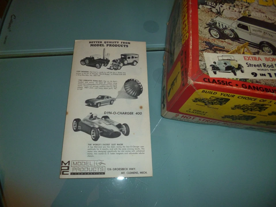 REGALO - GANGBUSTERS '32 CHRYSLER CABRIOLET KIT MODELLINO 1/25 VINTAGE RARISSIMO - Immagine 2 di 3