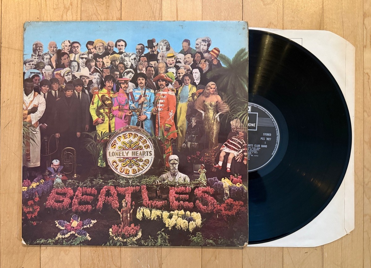 THE BEATLES Sgt. Pepper's Lonely Hearts UK LP w/ Cut Outs THE BEATLES Sgt. Pepper's Lonely Hearts UK LP w/ Cut Outs