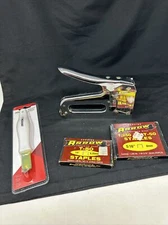 BUNDLE ARROW T-50 STAPLE FASTENER GUN, REMOVER, & 2 BOX STAPLES 5/16 & 1/4, VG++