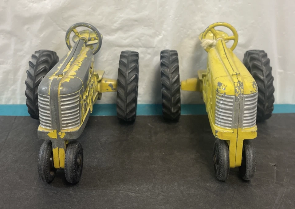 "Lote de 2 tractores de juguete de metal amarillo de los años 50 de 5,5"" de largo" Foto 2 de 4