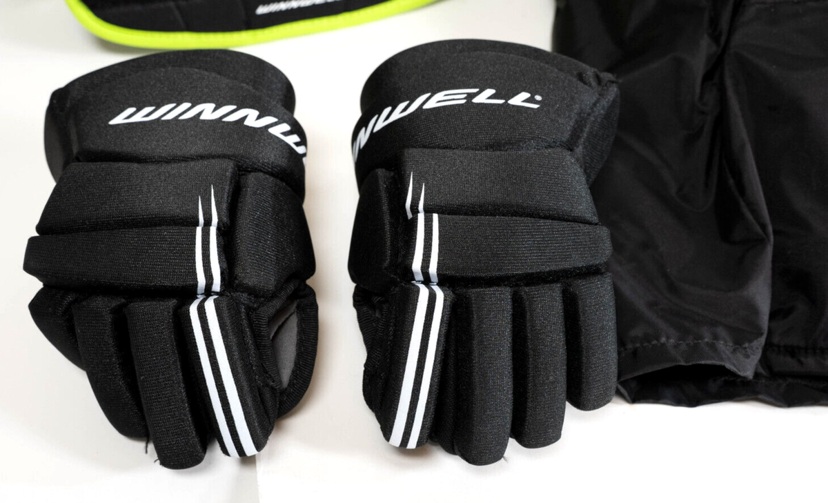 Winnwell Officiële ijshockeypucks - Regelmaat en gewicht 6 oz zwarte puck met mesh draagtas, geweldig voor stick-handling en trainingsoefeningen - 6 stuks