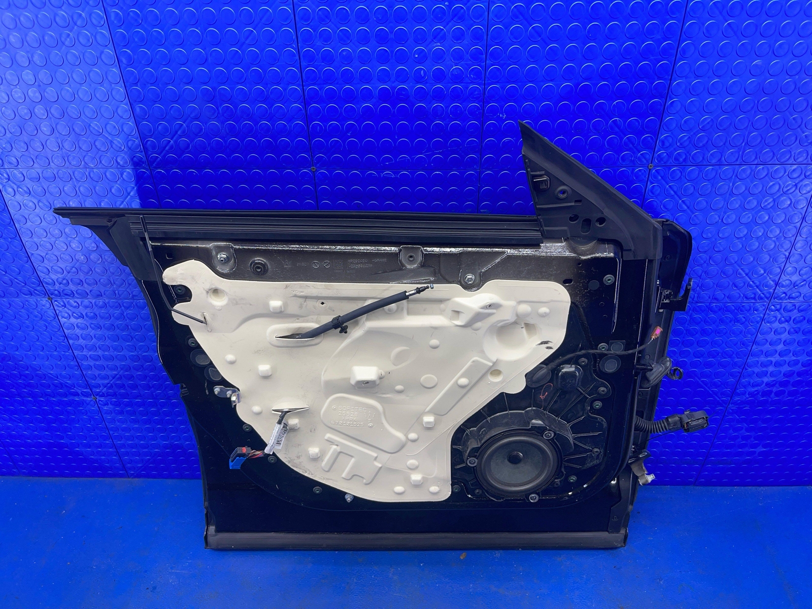 2017-2022 MASERATI LEVANTE OEM FRONT LEFT DOOR **NO GLASS** NERO (820)