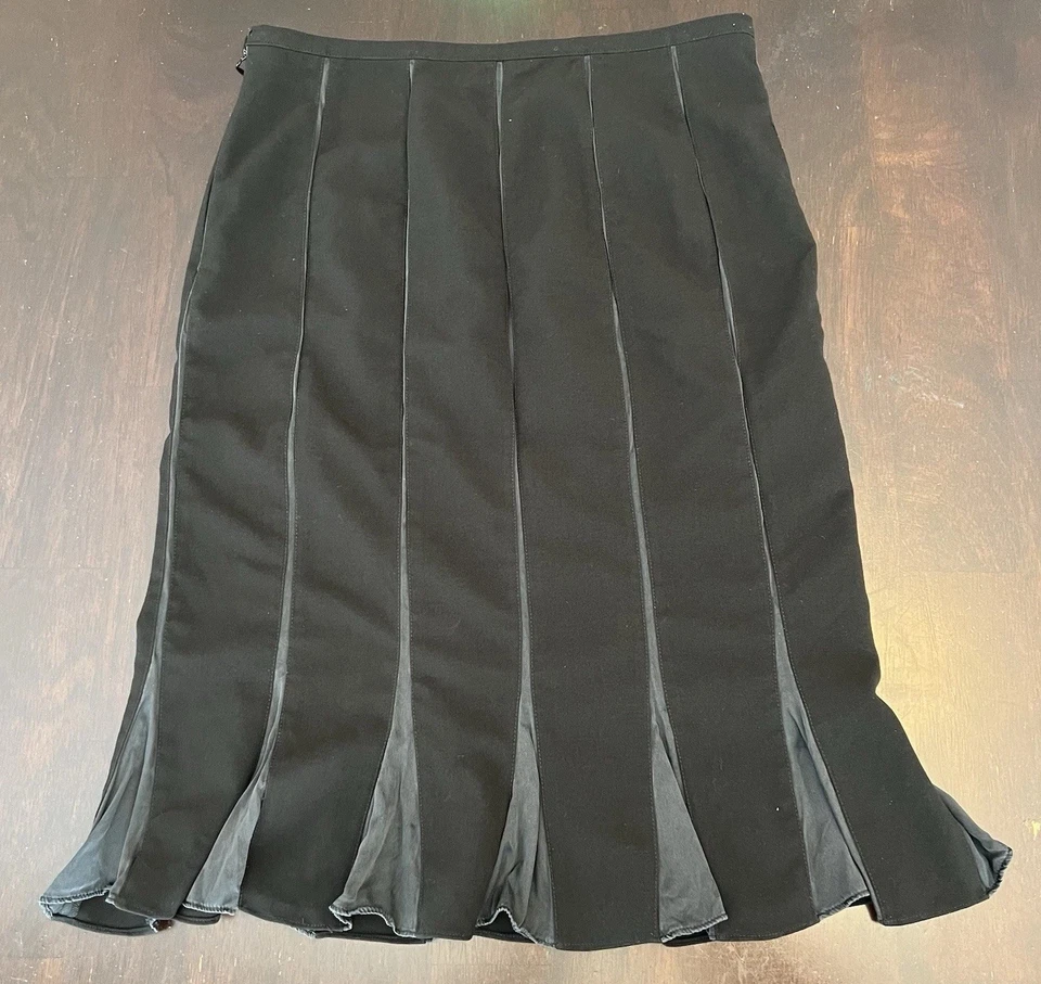 Falda plisada negra Sunny Leigh hasta la rodilla caprichosa grunge bruja ribete de seda Foto 2 de 4