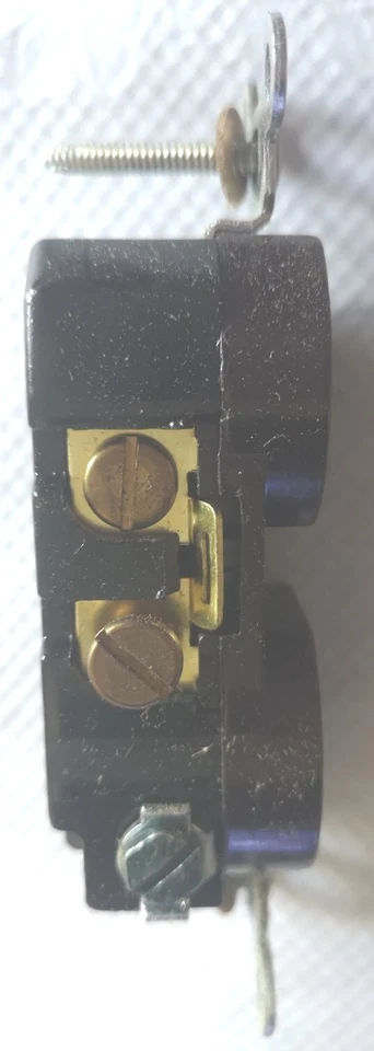 9x General Electric GE4062-1. Straight Blade Receptacle 15A250V,  - Image 2 of 4