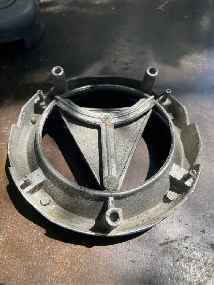 Ornamento emblema parrilla valiente Plymouth 1964 2417952 Foto 3 de 3