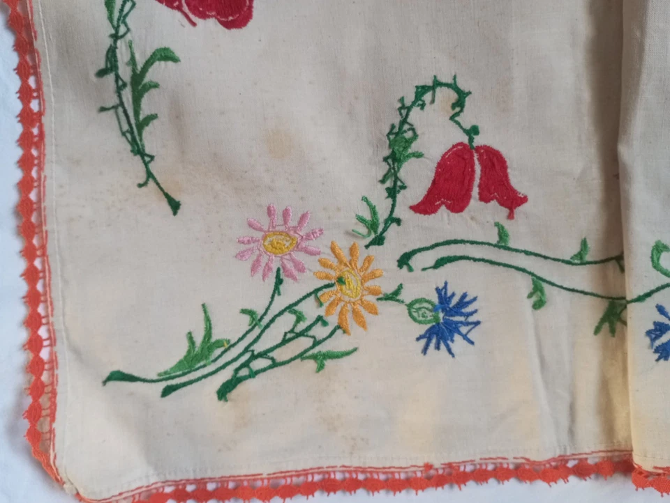 Linge ancien  Centre de table en lin  avec broderies fleurs et crochet  - Photo 3/4