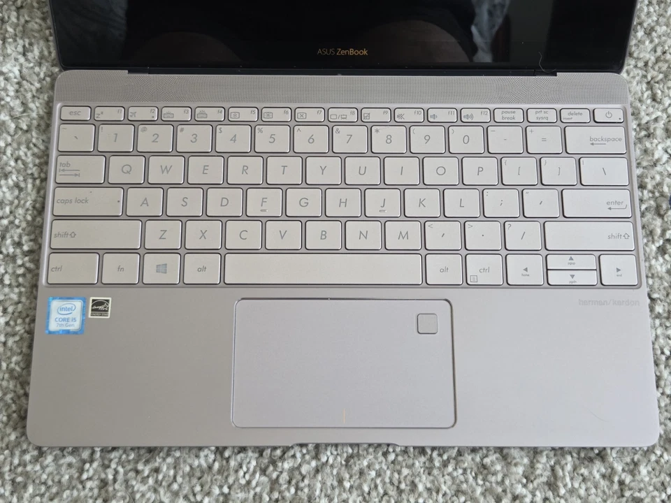 Ultrabook ASUS Zenbook UX390UA 12,5", Core i5 8 GB, 512 SSD Foto 3 de 4